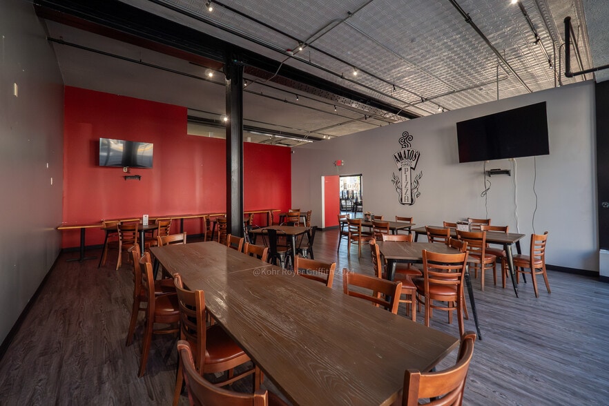 More Photos Of 143 W Center St, Marion Bar For Lease