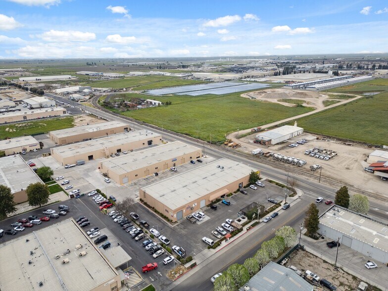 More Photos Of 311 S Pine St, Madera Showroom For Lease