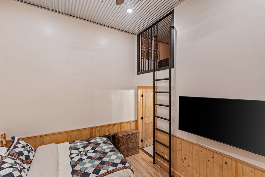 More Photos Of 417 Main St, Ashton Specialty For Sale