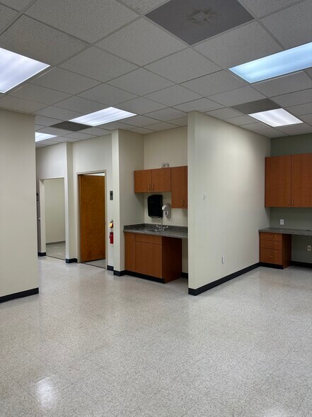 More Photos Of 441-463 S Landmark Ave, Bloomington Medical For Lease