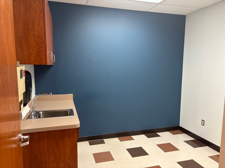 More Photos Of 2521-2537 Cowan Blvd, Fredericksburg Office For Sale