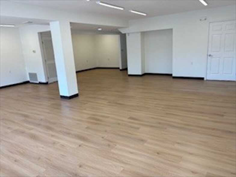 More Photos Of 11216 Johnson Dr, Shawnee Storefront Retail Office For Lease