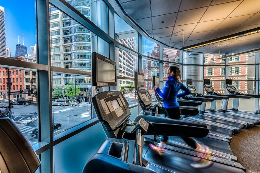 More Photos Of 353 N Clark St, Chicago Office For Sale