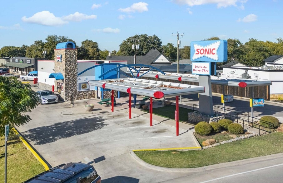 Primary Photo Of 101 Main St, Lake Dallas Fast Food For Sale