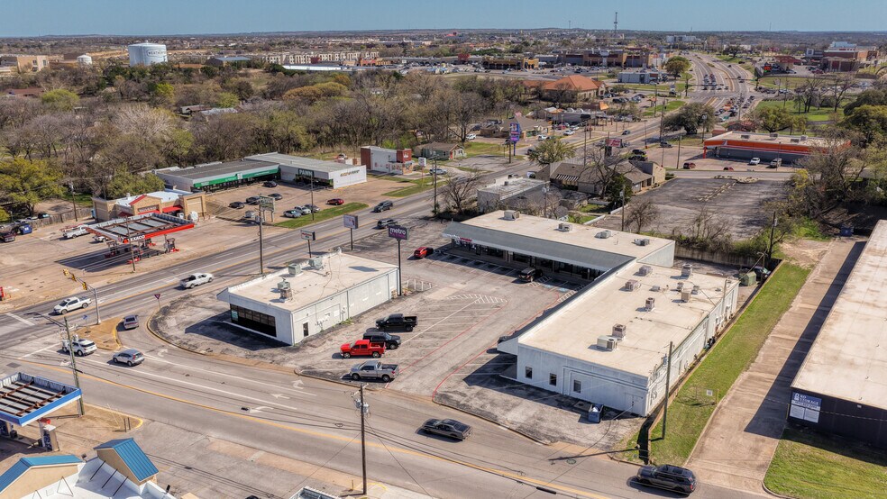 More Photos Of 1402-1418 S Main St, Weatherford Unknown For Lease