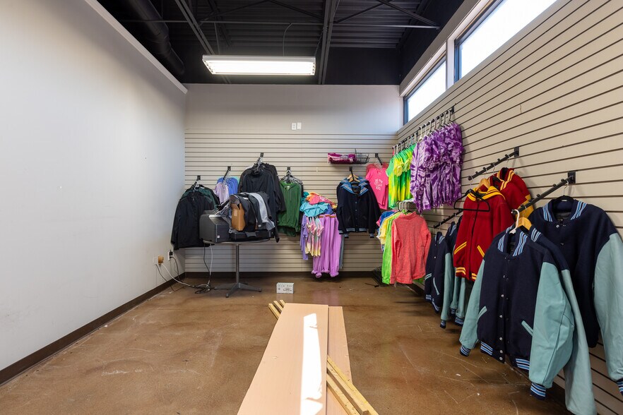 More Photos Of 8445 N Main St, Kansas City Freestanding For Lease