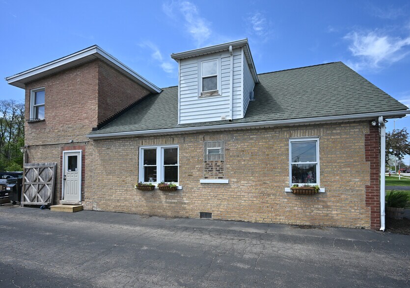 More Photos Of 310 W Irving Park Rd, Wood Dale General Retail For Sale