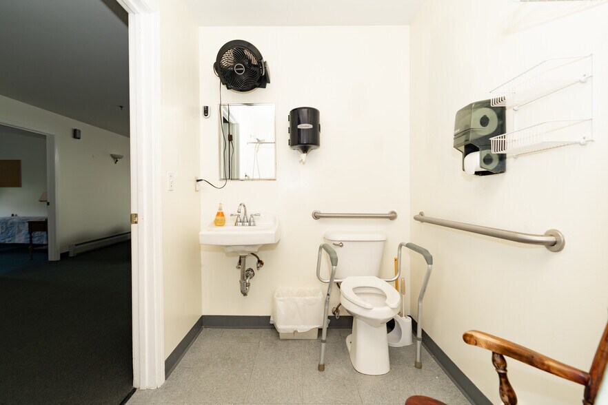 More Photos Of 8 Jennifer Dr, Merrimack Flex For Sale