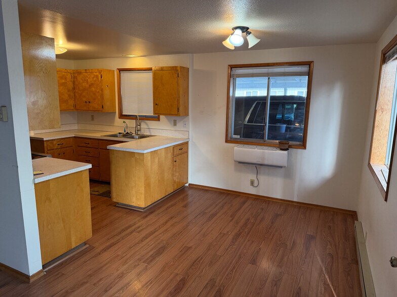 More Photos Of 9053 SW Burnham St, Portland Auto Repair For Sale