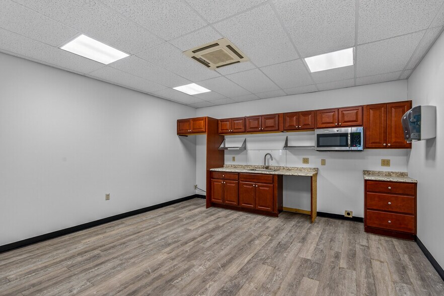 More Photos Of 430 Chapel Hill Rd, Oakdale Freestanding For Lease