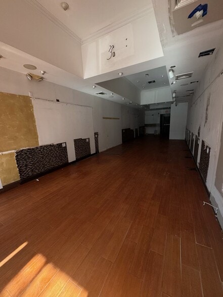 More Photos Of 9-11 Bond St, Great Neck Storefront For Lease