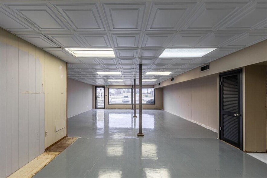 More Photos Of 2327 N Belt Hwy, Saint Joseph General Retail For Lease