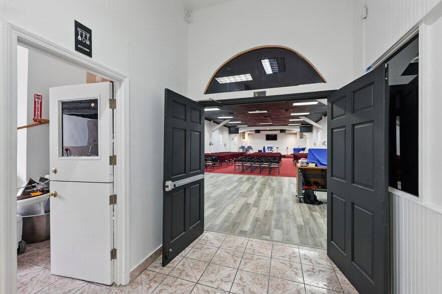 More Photos Of 6617 S San Pedro St, Los Angeles Flex For Sale