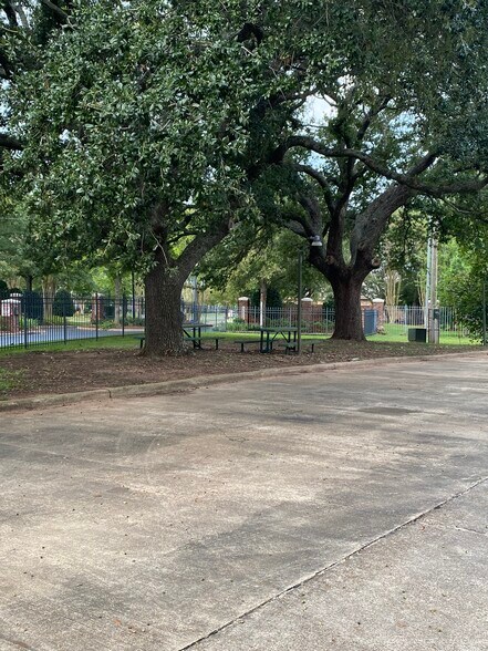 More Photos Of 9400 Village Green Dr, Shreveport Office For Lease