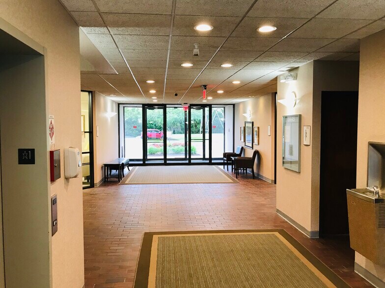 More Photos Of 8445 Keystone Crossing, Indianapolis Office For Lease