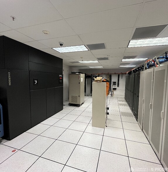 More Photos Of 2700 E Commerce Center Pl, Tucson Research And Development For Lease