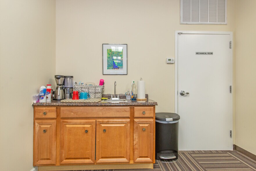 More Photos Of 885-889 Teaneck Rd, Teaneck Freestanding For Lease