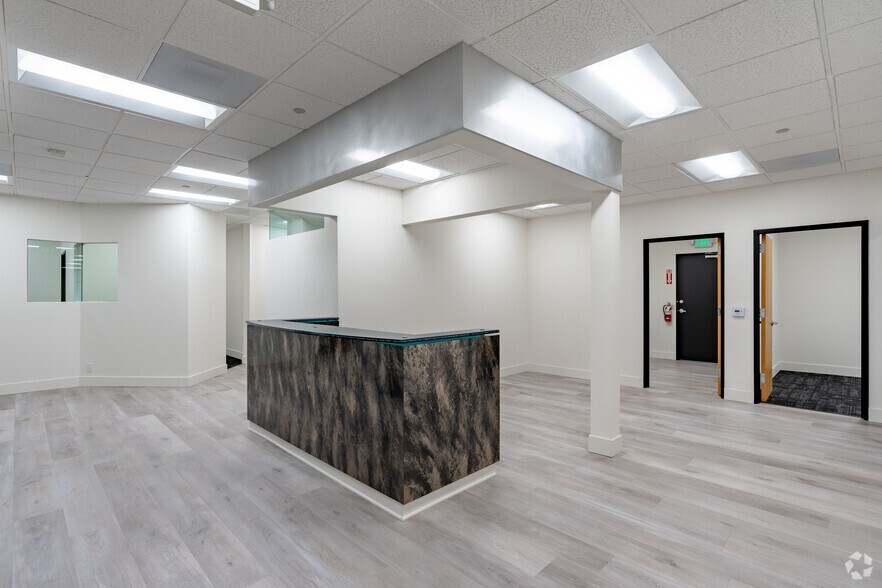 More Photos Of 21110-21132 Vanowen St, Woodland Hills Light Manufacturing For Lease