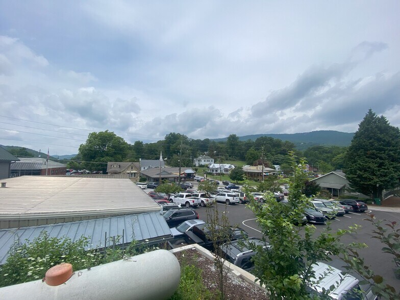 More Photos Of 118 Oak Crescent Cir, Clayton Hotel For Sale