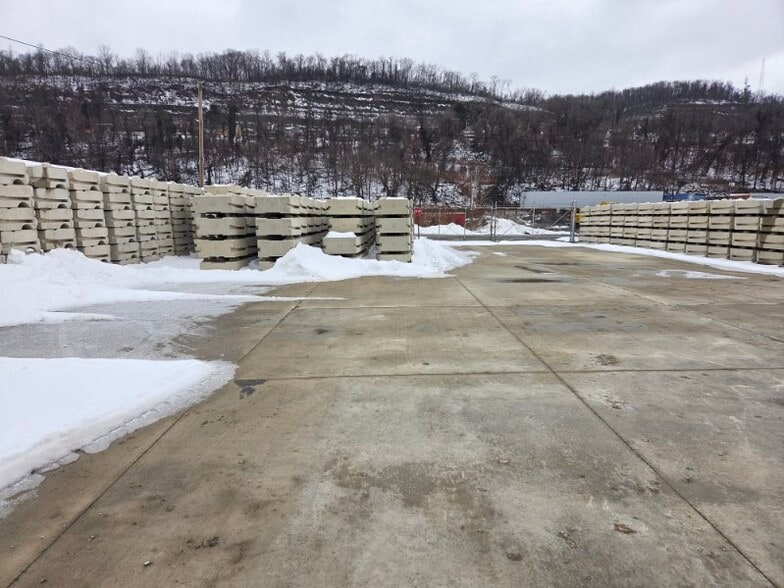 More Photos Of 445 Grantham St, Tarentum Warehouse For Lease