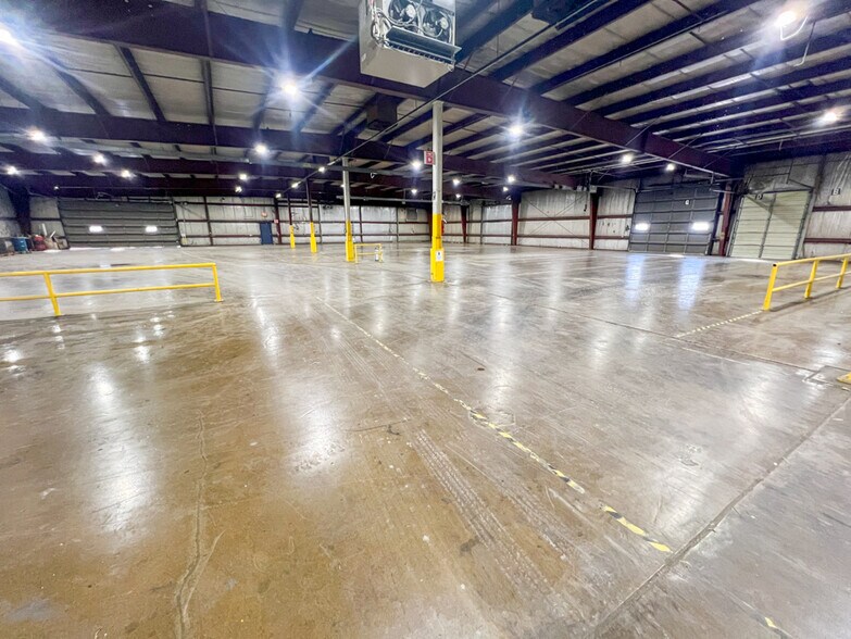 More Photos Of 2021 Illini Ave, Vandalia Manufacturing For Lease