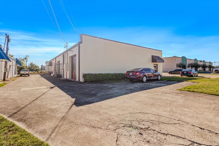 More Photos Of 8358 Moberly Ln, Dallas Light Distribution For Lease