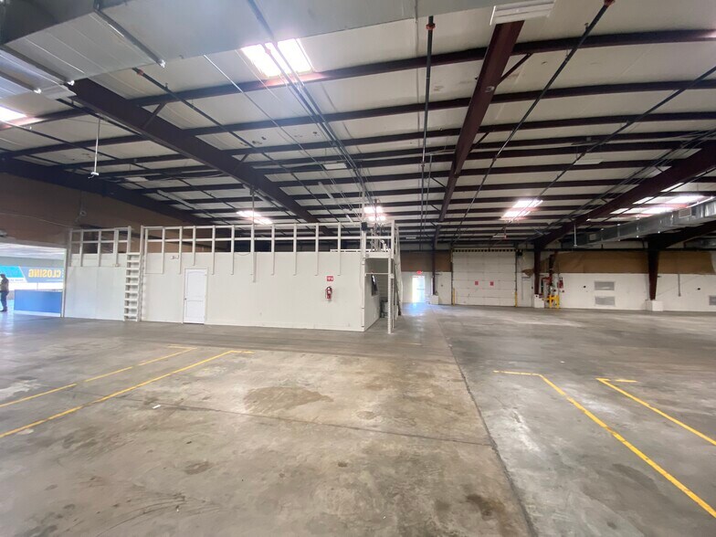More Photos Of 2103 US-190 Hwy, Hammond Showroom For Sale