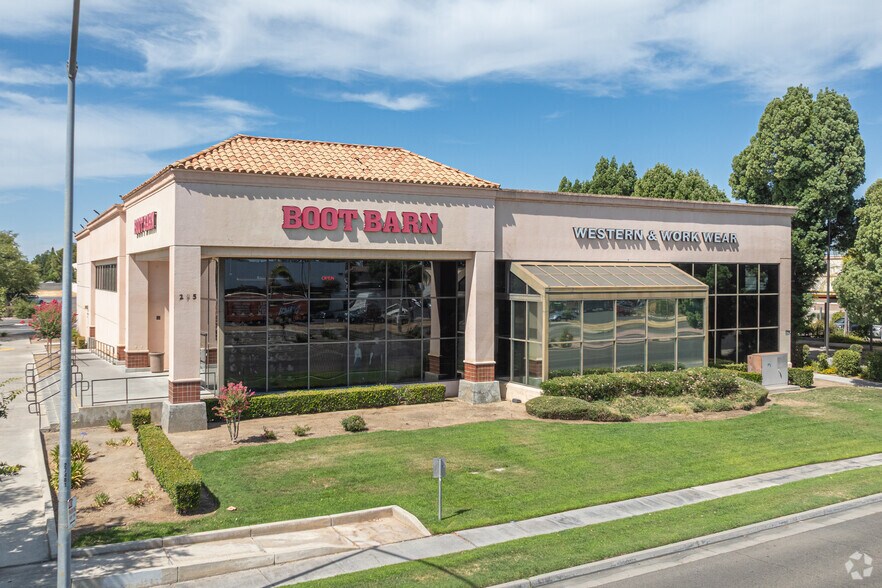 More Photos Of 323 W Shaw Ave, Clovis Unknown For Lease