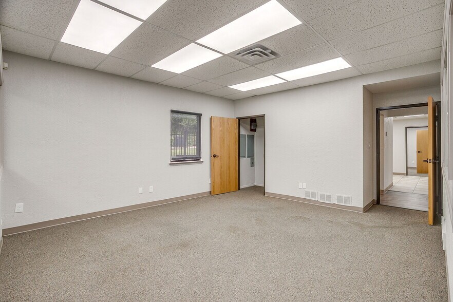 More Photos Of 2030 S Las Vegas Trl, White Settlement Office For Sale