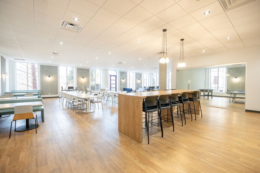 More Photos Of 275 Boul Armand-Frappier, Laval Office For Lease