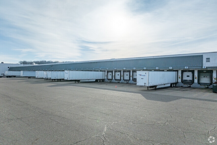 More Photos Of 4676 Erie Ave SW, Navarre Distribution For Lease