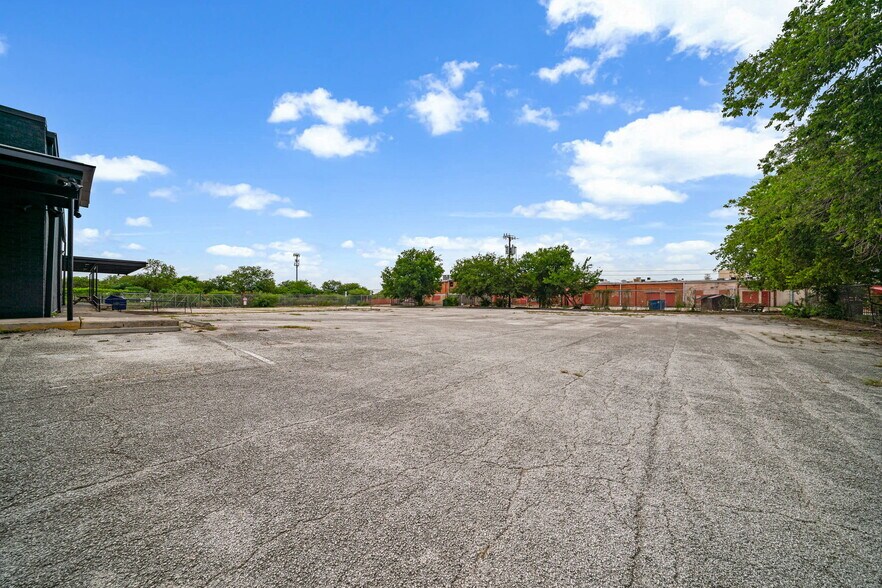 More Photos Of 7503 Harlow Dr, San Antonio Freestanding For Lease