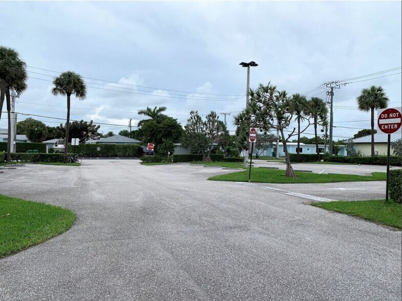 More Photos Of 1200 E Blue Heron Blvd, West Palm Beach Storefront Retail Office For Lease