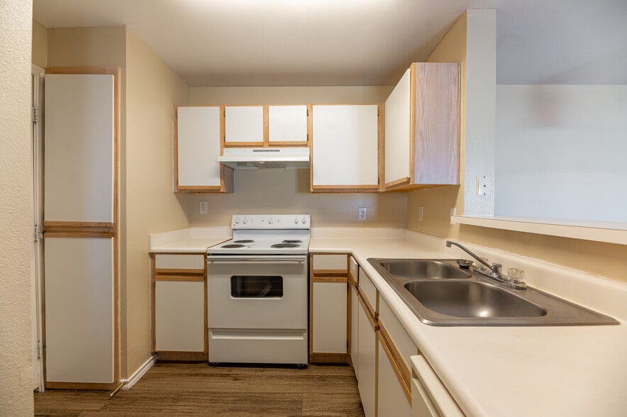 More Photos Of 300 Madison Ave, Childress Apartments For Sale