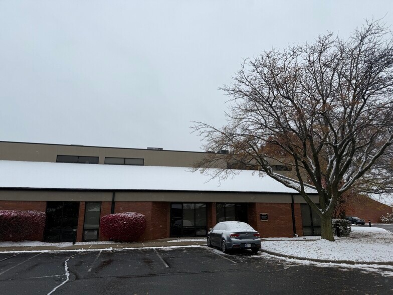 More Photos Of 2485 Directors Row, Indianapolis Office For Lease
