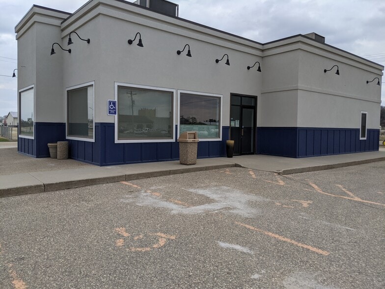 Primary Photo Of 703 N Main St, Pine Island Fast Food For Lease