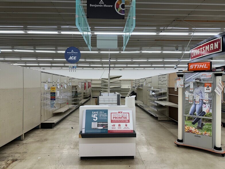 More Photos Of 105 S Forest Ave, Brazil Freestanding For Sale