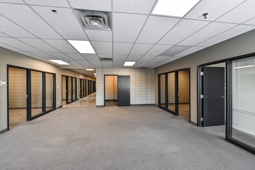 More Photos Of 4500 Rue Cousens, Montréal Distribution For Lease