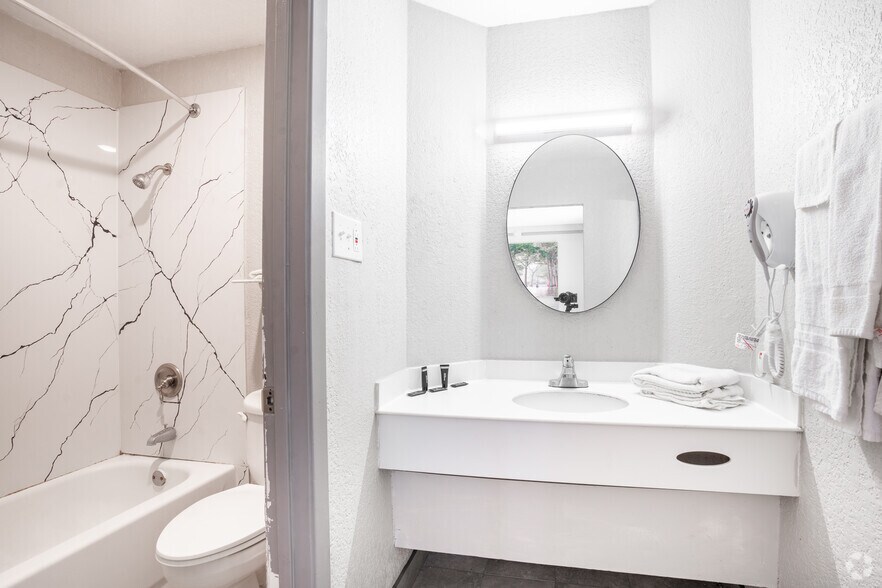 More Photos Of 2600 Ruth St, Sulphur Hotel For Sale