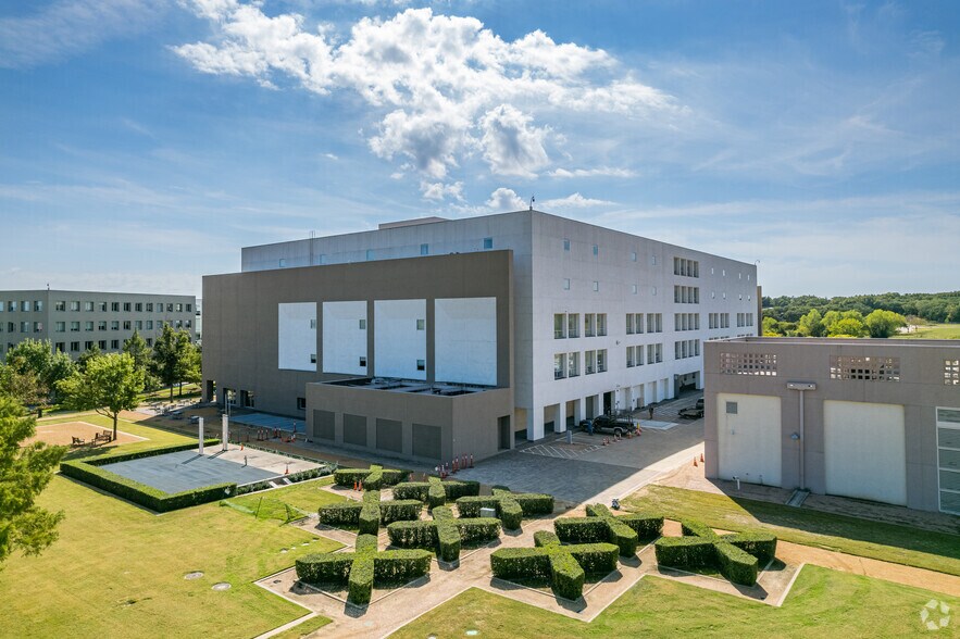 More Photos Of 1500 Solana Blvd, Westlake Unknown For Lease