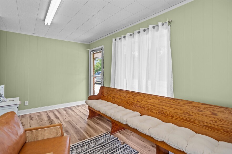 More Photos Of 205 E Denman Ave, Lufkin Flex For Sale