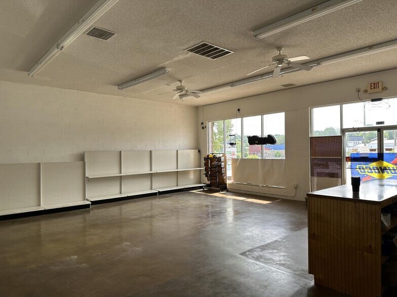 More Photos Of 1501 N College Ave, Fayetteville Convenience Store For Lease