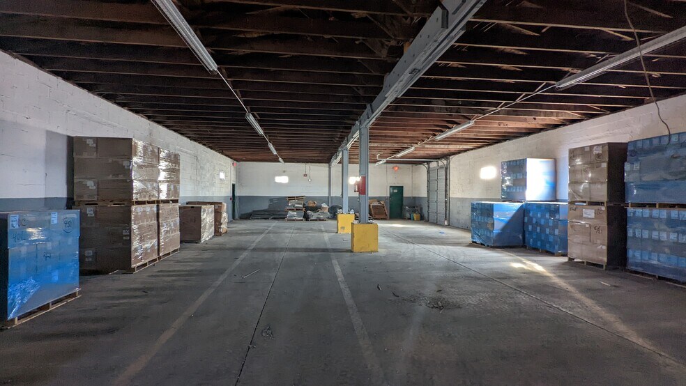 More Photos Of 717 Longfellow St, Woodbine Warehouse For Lease