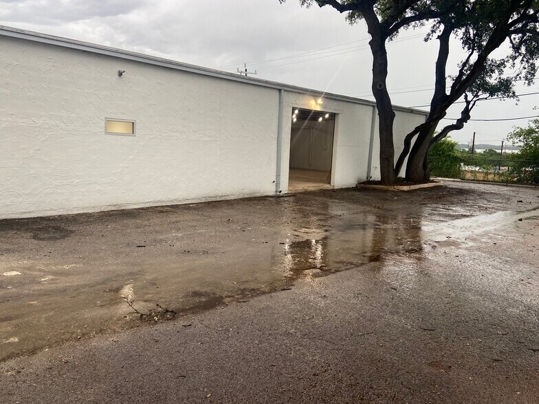 More Photos Of 323 Breesport St, San Antonio Light Distribution For Lease