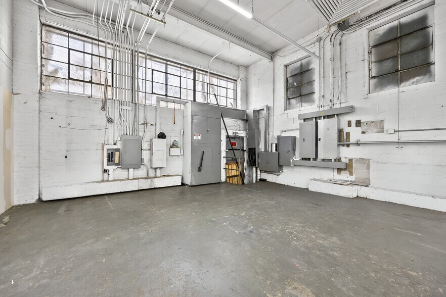 More Photos Of 59-48 55th St, Maspeth Manufacturing For Sale
