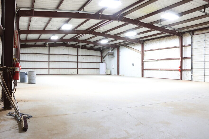 More Photos Of 2403 Avenue O, Eunice Warehouse For Lease