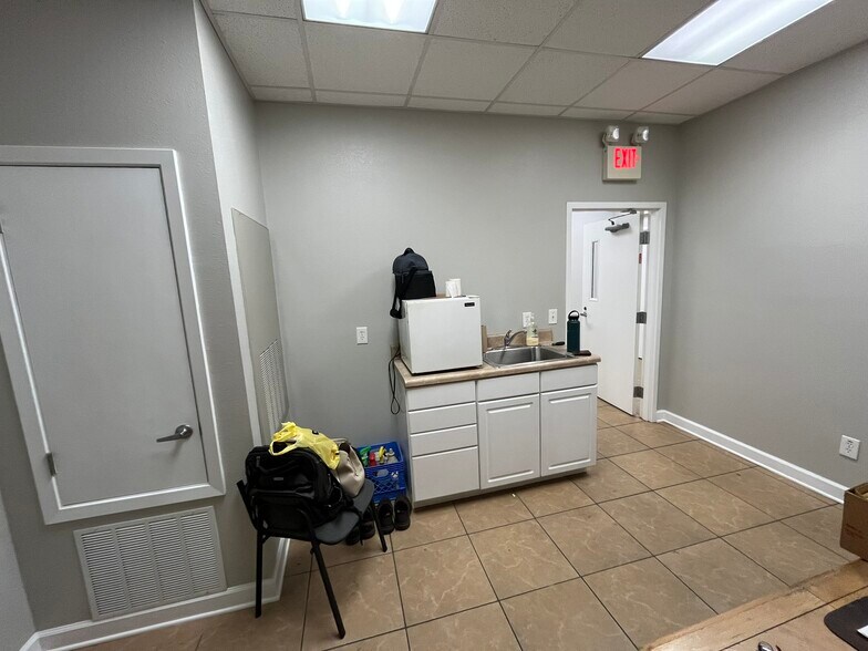 More Photos Of 2400 W Herman St, Pensacola Warehouse For Sale