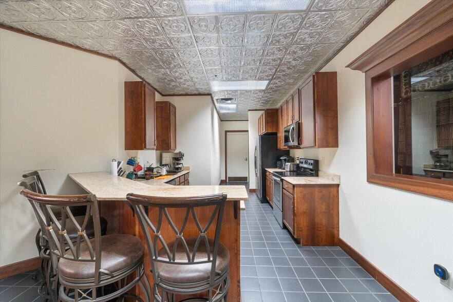 More Photos Of 2101 O'Neil Rd, Hudson Warehouse For Lease