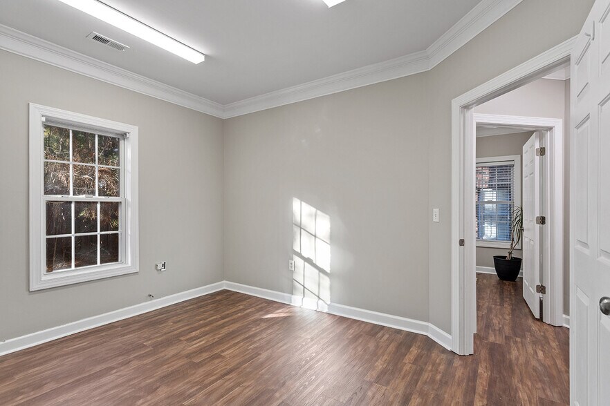 More Photos Of 6501 Creedmoor Rd, Raleigh Office Residential For Lease