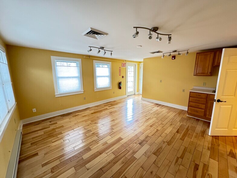 More Photos Of 69 York St, Kennebunk Medical For Sale